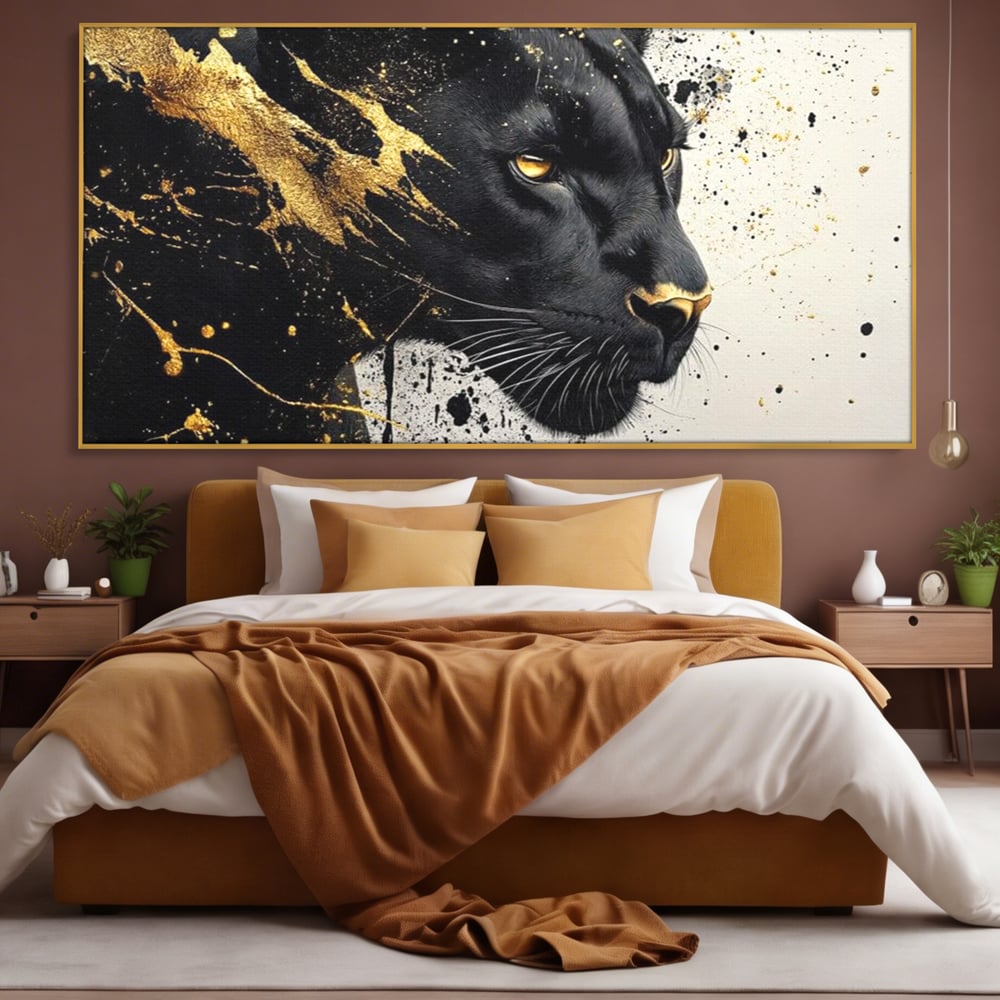Tablou canvas cu tablou canvas cu pantera neagra si pete aurii, in rama de aluminiu auriu, pe perete intr-un dormitor